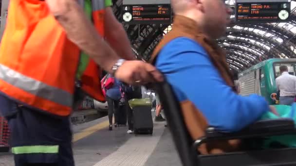 MILANO, ITALIA - circa Maggio 2016: (50 fps, per rallentatore, tempo reale) Persone che camminano nella Stazione Centrale di Milano, Italia. Ogni giorno attraversano la stazione circa 320.000 passeggeri . — Video Stock