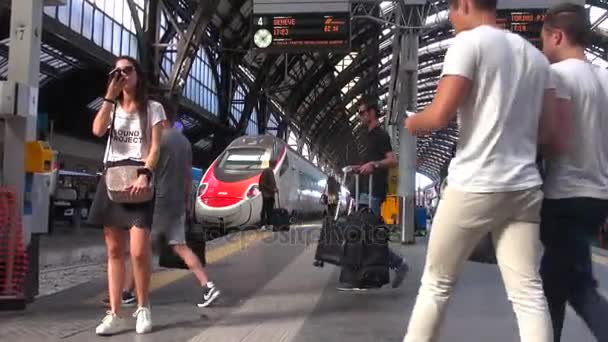 Mailand, Italien - ca. Mai 2016: (50 fps, für Zeitlupe, Echtzeit) Menschen gehen im Hauptbahnhof in Mailand, Italien. Täglich passieren rund 320.000 Passagiere den Bahnhof. — Stockvideo