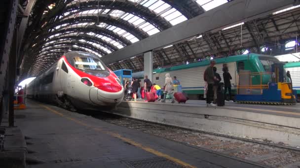 MILAN, ITALIE - vers mai 2016 : (50 ips, au ralenti, en temps réel) Les gens marchent dans la gare centrale de Milan, en Italie. Chaque jour, environ 320 000 passagers traversent la gare . — Video