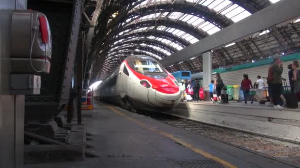 MILAN, ITALIE - vers mai 2016 : (50 ips, au ralenti, en temps réel) Les gens marchent dans la gare centrale de Milan, en Italie. Chaque jour, environ 320 000 passagers traversent la gare . — Video