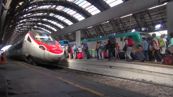 MILAN, ITALIE - vers mai 2016 : (50 ips, au ralenti, en temps réel) Les gens marchent dans la gare centrale de Milan, en Italie. Chaque jour, environ 320 000 passagers traversent la gare . — Video