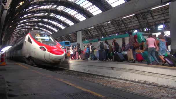 MILAN, ITALIE - vers mai 2016 : (50 ips, au ralenti, en temps réel) Les gens marchent dans la gare centrale de Milan, en Italie. Chaque jour, environ 320 000 passagers traversent la gare . — Video