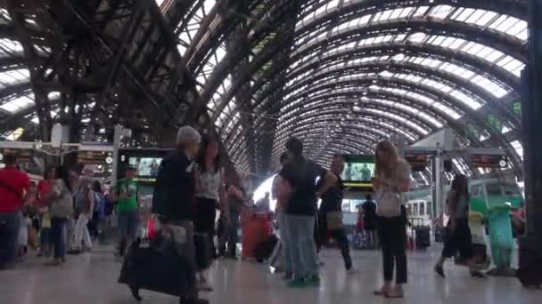 МИЛАН, Италия - май 2016: (50 кадров в секунду, для замедленного съемки, в реальном времени) Люди ходят по Центральному вокзалу в Милане, Италия. Ежедневно около 320 000 пассажиров проходят через станцию . — стоковое видео