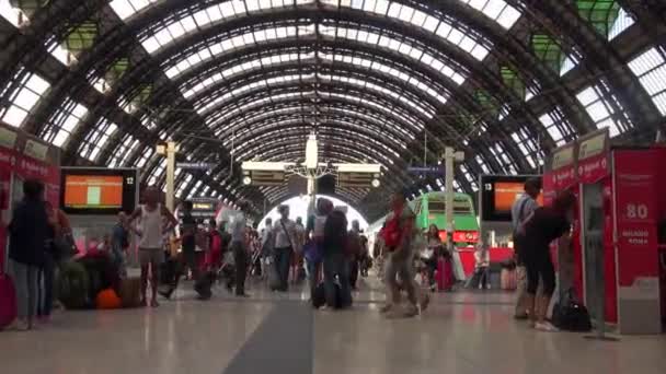 Mailand, Italien - ca. Mai 2016: (50 fps, für Zeitlupe, Echtzeit) Menschen gehen im Hauptbahnhof in Mailand, Italien. Täglich passieren rund 320.000 Passagiere den Bahnhof. — Stockvideo