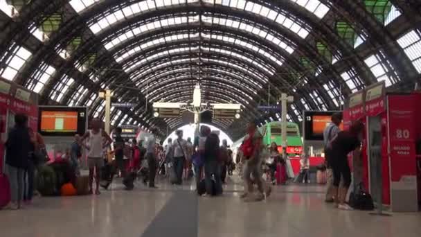 MILAN, ITALIE - vers mai 2016 : (50 ips, au ralenti, en temps réel) Les gens marchent dans la gare centrale de Milan, en Italie. Chaque jour, environ 320 000 passagers traversent la gare . — Video