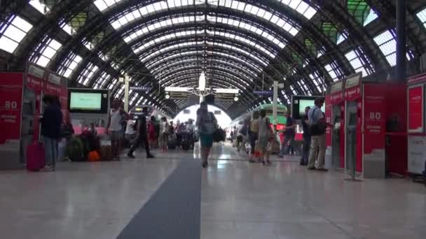 MILÁN, ITALIA - circa mayo 2016: (50 fps, para cámara lenta, en tiempo real) Personas caminando en la estación central de Milán, Italia. Cada día pasan por la estación unos 320.000 pasajeros . — Vídeo de stock