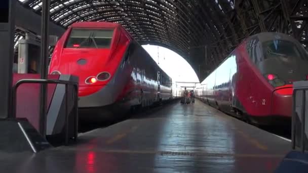 MILAN, ITALIE - vers mai 2016 : (50 ips, au ralenti, en temps réel) Les gens marchent dans la gare centrale de Milan, en Italie. Chaque jour, environ 320 000 passagers traversent la gare . — Video