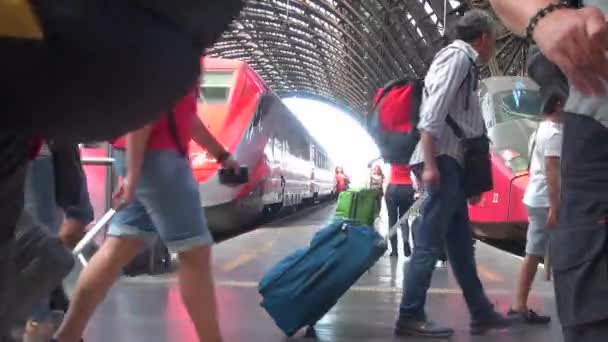 Milan, Italië - omstreeks mei 2016: (50 fps, voor slow motion, real-time) mensen lopen in centraal station in Milaan, Italië. Elke dag ongeveer 320.000 passagiers het station passeren. — Stockvideo