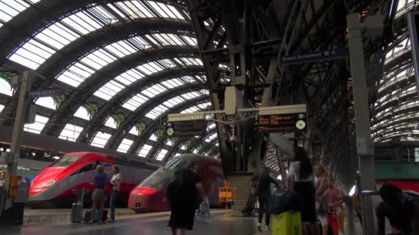 MILAN, ITALY - sekitar Mei 2016: (50 fps, untuk gerakan lambat, real time) Orang-orang berjalan di stasiun pusat di Milan, Italia. Setiap hari sekitar 320.000 penumpang melewati stasiun . — Stok Video