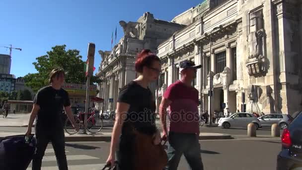 MILÁN, ITALIA - circa mayo 2016: (50 fps, para cámara lenta, en tiempo real) Personas caminando en la estación central de Milán, Italia. Cada día pasan por la estación unos 320.000 pasajeros . — Vídeos de Stock