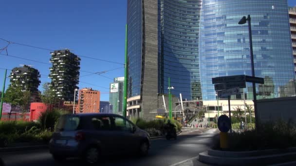 Milán, Italia, 2016: Torre Unicredit y rascacielos de Porta Garibaldi, Bosque vertical y torre Solaria, 50fps, en tiempo real — Vídeos de Stock