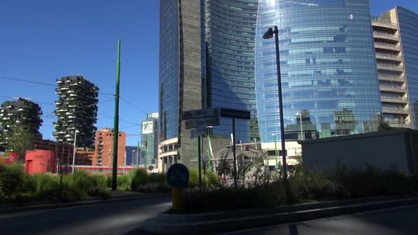 Милан, Италия, 2016: Unicredit Tower and skyscrapers of Porta Garibaldi, Vertical Forest and tower Solaria, 50fps, real time — стоковое видео