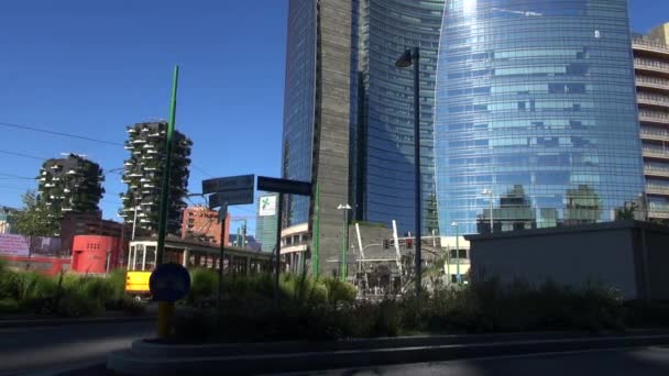 Milaan, Italië, 2016: Unicredit toren en wolkenkrabbers van Porta Garibaldi, verticale bos en toren Solaria, 50fps, real-time — Stockvideo