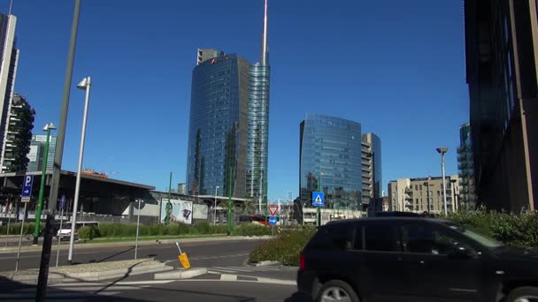 Milão, Itália, 2016: Unicredit Tower and skyscrapers of Porta Garibaldi, Vertical Forest and tower Solaria, 50fps, em tempo real — Vídeo de Stock