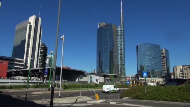 Milano, Italia, 2016: Torre Unicredit e grattacieli di Porta Garibaldi, Bosco Verticale e torre Solaria, 50fps, in tempo reale — Video Stock