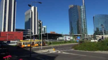 Milan, İtalya, 2016: Unicredit kule ve gökdelen Porta Garibaldi, dikey orman ve kule Solaria, 50 kare/sn, gerçek zamanlı