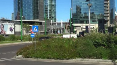 Milan, İtalya, 2016: Unicredit kule ve gökdelen Porta Garibaldi, dikey orman ve kule Solaria, 50 kare/sn, gerçek zamanlı