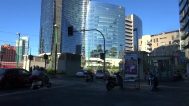 Milan, İtalya, 2016: Unicredit kule ve gökdelen Porta Garibaldi, dikey orman ve kule Solaria, 50 kare/sn, gerçek zamanlı