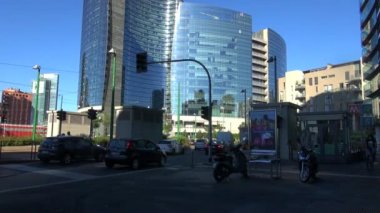 Milan, İtalya, 2016: Unicredit kule ve gökdelen Porta Garibaldi, dikey orman ve kule Solaria, 50 kare/sn, gerçek zamanlı