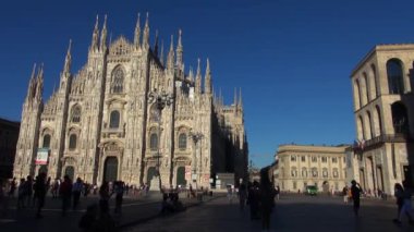 Milano - İtalya, 2016, Milano, Simgesel Yapı cephe gün, 50 kare/sn, gerçek zamanlı turuncu güneş ışığı ile gün batımında güzel Duomo Katedrali yaklaşık