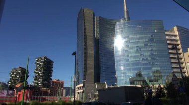 Milan, İtalya, 2016: Unicredit kule ve gökdelen Porta Garibaldi, dikey orman ve kule Solaria, 50 kare/sn, gerçek zamanlı