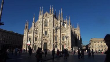 Milano - İtalya, 2016, Milano, Simgesel Yapı cephe gün, 50 kare/sn, gerçek zamanlı turuncu güneş ışığı ile gün batımında güzel Duomo Katedrali yaklaşık