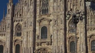 Milano - İtalya, 2016, Milano, Simgesel Yapı cephe gün, 50 kare/sn, gerçek zamanlı turuncu güneş ışığı ile gün batımında güzel Duomo Katedrali yaklaşık