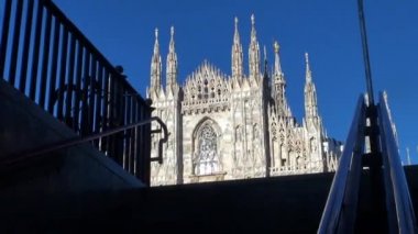 Milano - İtalya, 2016, Milano, Simgesel Yapı cephe gün, 50 kare/sn, gerçek zamanlı turuncu güneş ışığı ile gün batımında güzel Duomo Katedrali yaklaşık