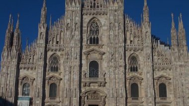 Milano - İtalya, 2016, Milano, Simgesel Yapı cephe gün, 50 kare/sn, gerçek zamanlı turuncu güneş ışığı ile gün batımında güzel Duomo Katedrali yaklaşık