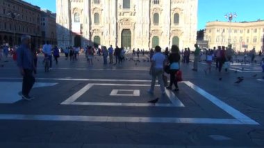 Milano - İtalya, 2016, Milano, Simgesel Yapı cephe gün, 50 kare/sn, gerçek zamanlı turuncu güneş ışığı ile gün batımında güzel Duomo Katedrali yaklaşık