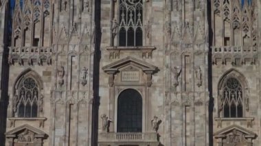 Milano - İtalya, 2016, Milano, Simgesel Yapı cephe gün, 50 kare/sn, gerçek zamanlı turuncu güneş ışığı ile gün batımında güzel Duomo Katedrali yaklaşık