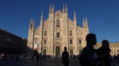 Milano - İtalya, 2016, Milano, Simgesel Yapı cephe gün, 50 kare/sn, gerçek zamanlı turuncu güneş ışığı ile gün batımında güzel Duomo Katedrali yaklaşık