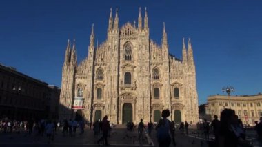 Milano - İtalya, 2016, Milano, Simgesel Yapı cephe gün, 50 kare/sn, gerçek zamanlı turuncu güneş ışığı ile gün batımında güzel Duomo Katedrali yaklaşık