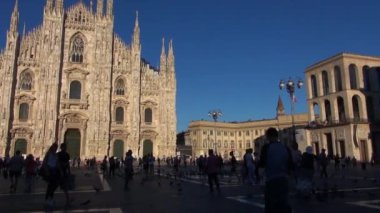 Milano - İtalya, 2016, Milano, Simgesel Yapı cephe gün, 50 kare/sn, gerçek zamanlı turuncu güneş ışığı ile gün batımında güzel Duomo Katedrali yaklaşık