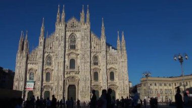 Milano - İtalya, 2016, Milano, Simgesel Yapı cephe gün, 50 kare/sn, gerçek zamanlı turuncu güneş ışığı ile gün batımında güzel Duomo Katedrali yaklaşık