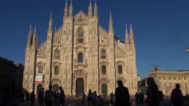 Milano - İtalya, 2016, Milano, Simgesel Yapı cephe gün, 50 kare/sn, gerçek zamanlı turuncu güneş ışığı ile gün batımında güzel Duomo Katedrali yaklaşık