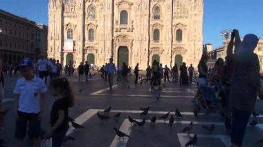Milano - İtalya, 2016, Milano, Simgesel Yapı cephe gün, 50 kare/sn, gerçek zamanlı turuncu güneş ışığı ile gün batımında güzel Duomo Katedrali yaklaşık