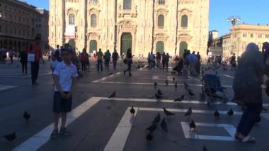 Milano - İtalya, 2016, Milano, Simgesel Yapı cephe gün, 50 kare/sn, gerçek zamanlı turuncu güneş ışığı ile gün batımında güzel Duomo Katedrali yaklaşık