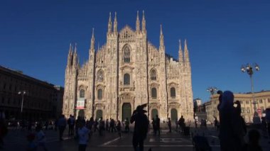 Milano - İtalya, 2016, Milano, Simgesel Yapı cephe gün, 50 kare/sn, gerçek zamanlı turuncu güneş ışığı ile gün batımında güzel Duomo Katedrali yaklaşık