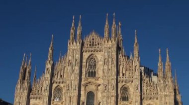 Milano - İtalya, 2016, Milano, Simgesel Yapı cephe gün, 50 kare/sn, gerçek zamanlı turuncu güneş ışığı ile gün batımında güzel Duomo Katedrali yaklaşık