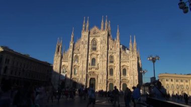 Milano - İtalya, 2016, Milano, Simgesel Yapı cephe gün, 50 kare/sn, gerçek zamanlı turuncu güneş ışığı ile gün batımında güzel Duomo Katedrali yaklaşık