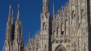 Milano - İtalya, 2016, Milano, Simgesel Yapı cephe gün, 50 kare/sn, gerçek zamanlı turuncu güneş ışığı ile gün batımında güzel Duomo Katedrali yaklaşık