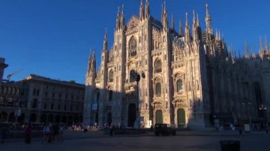 Milano - İtalya, 2016, Milano, Simgesel Yapı cephe gün, 50 kare/sn, gerçek zamanlı turuncu güneş ışığı ile gün batımında güzel Duomo Katedrali yaklaşık