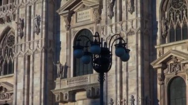 Milano - İtalya, 2016, Milano, Simgesel Yapı cephe gün, 50 kare/sn, gerçek zamanlı turuncu güneş ışığı ile gün batımında güzel Duomo Katedrali yaklaşık