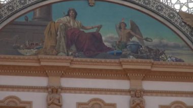 Milan, İtalya - 22 Mayıs: Galleria Vittorio Emanuele II yukarıda da görüleceği Milan'da benzersiz görünümü. 1875 yılında inşa bu gallery, Milan.50fps, gerçek zamanlı olarak en popüler alışveriş bölgelerine biridir