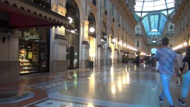 Milan, İtalya - 22 Mayıs: Galleria Vittorio Emanuele II yukarıda da görüleceği Milan'da benzersiz görünümü. 1875 yılında inşa bu gallery, Milan.50fps, gerçek zamanlı olarak en popüler alışveriş bölgelerine biridir