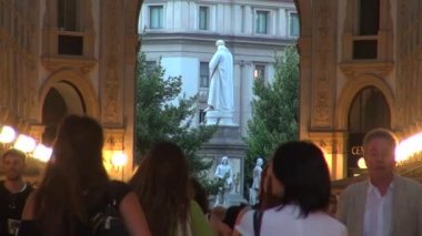 Milan, İtalya - 22 Mayıs: Galleria Vittorio Emanuele II yukarıda da görüleceği Milan'da benzersiz görünümü. 1875 yılında inşa bu gallery, Milan.50fps, gerçek zamanlı olarak en popüler alışveriş bölgelerine biridir