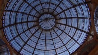 Milan, İtalya - 22 Mayıs: Galleria Vittorio Emanuele II yukarıda da görüleceği Milan'da benzersiz görünümü. 1875 yılında inşa bu gallery, Milan.50fps, gerçek zamanlı olarak en popüler alışveriş bölgelerine biridir
