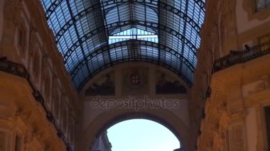 Milan, İtalya - 22 Mayıs: Galleria Vittorio Emanuele II yukarıda da görüleceği Milan'da benzersiz görünümü. 1875 yılında inşa bu gallery, Milan.50fps, gerçek zamanlı olarak en popüler alışveriş bölgelerine biridir