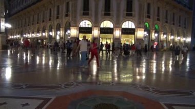 Milan, İtalya - 22 Mayıs: Galleria Vittorio Emanuele II yukarıda da görüleceği Milan'da benzersiz görünümü. 1875 yılında inşa bu gallery, Milan.50fps, gerçek zamanlı olarak en popüler alışveriş bölgelerine biridir